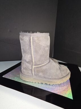 UGG Kids Classic Short Boot - Gray Kids SIZE US 10 #525IT Suede & Shearling